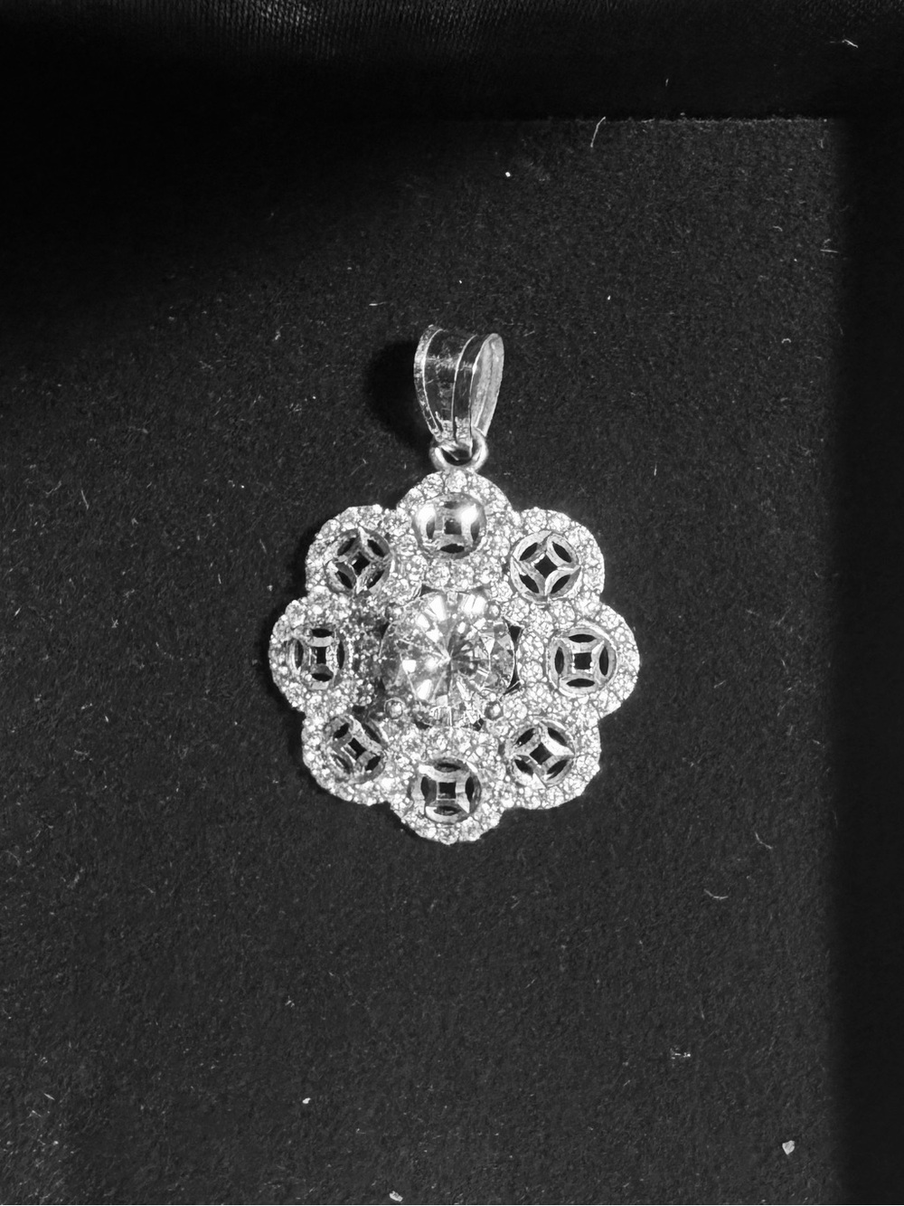 White gold 18 K Floral Cubic Zirconia Pendant